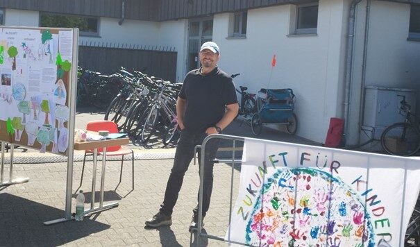 Regenbogen Vater Herr Gloger bei der Aktion Bewachter Fahrradparkplatz